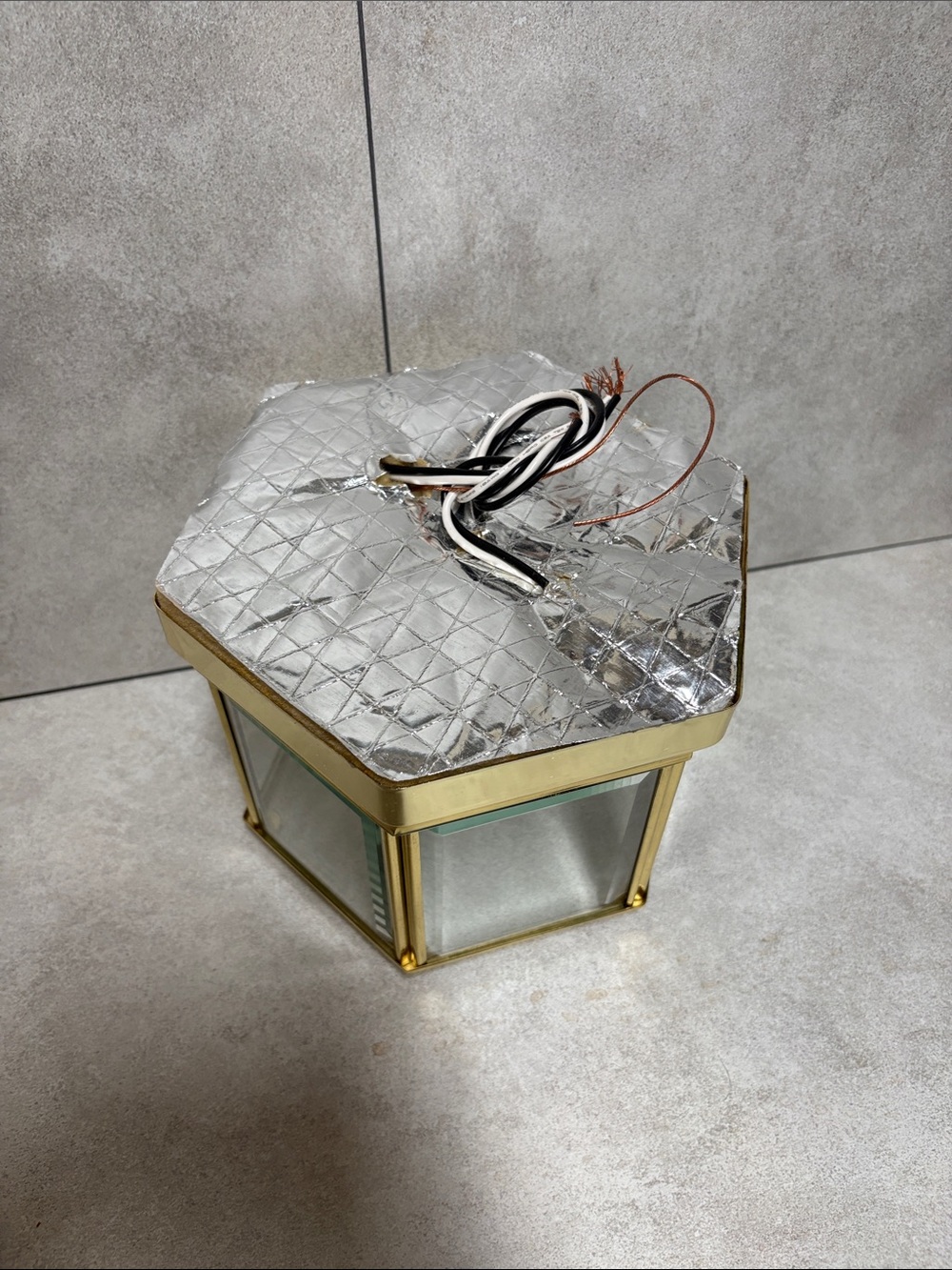 Ceiling light fixture - Picture 3 of 11